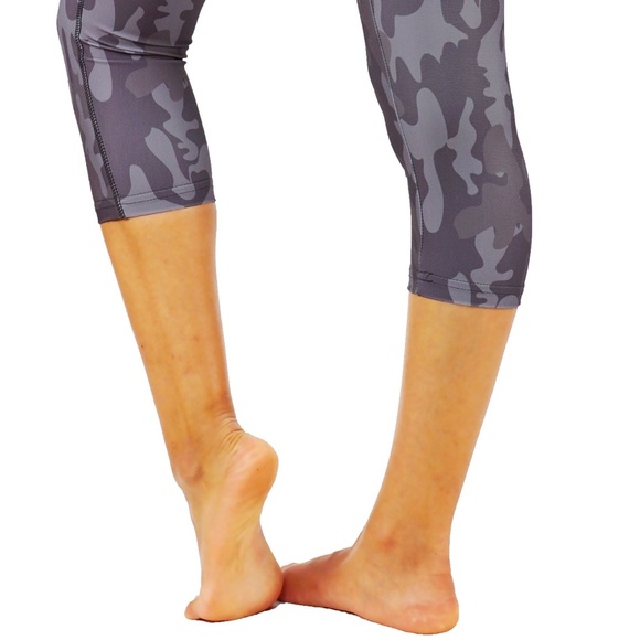 Camouflage Yoga leggings capri V shaped back - Picture 3 of 7